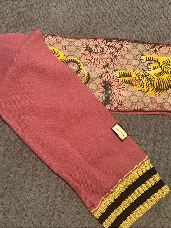 Gucci Pink and Beige GG Tiger Motif Wool Scarf with Yellow Tiger - Picture 3 of 8